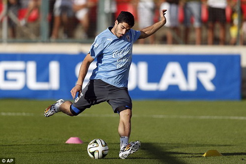 Luis Suarez lên tinh thần cho toàn đội trước trận gặp Anh