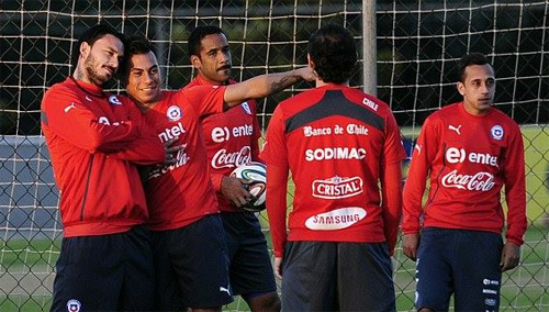 Tuyển Chile bị trực thăng Brazil quấy phá