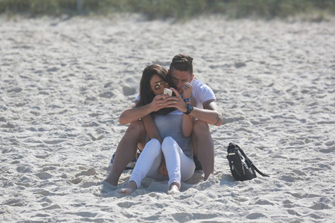 Pháp xả trại, Giroud say đắm bên vợ yêu