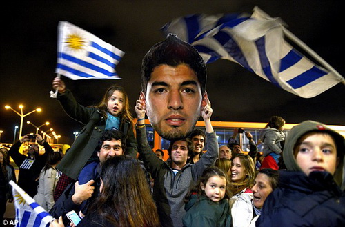 Fan đổ xô ra sân bay đón Suarez