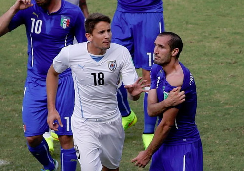 Nạn nhân Chiellini bức xúc vì án phạt dành cho Suarez