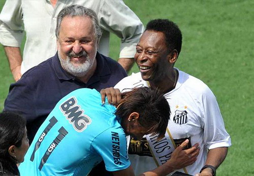Pele tung goi dien khuyen Neymar nen tu choi Chelsea, o lai Santos