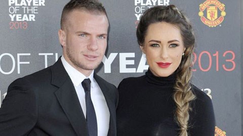 Tom Cleverley và Ashley Cole đỏ tình