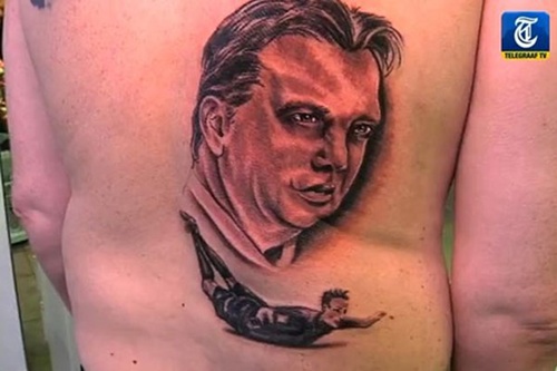 Fan cuồng Hà Lan xăm hình Van Persie và HLV Van Gaal lên lưng
