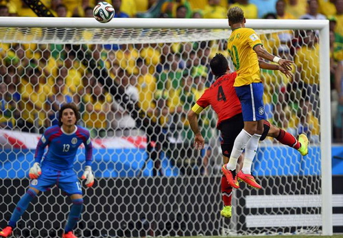 Chùm ảnh: Một mình Ochoa khiến Brazil hòa bất lực