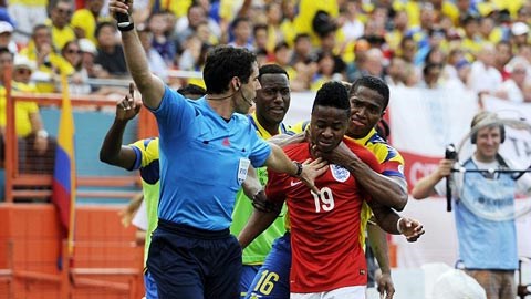 Cận cảnh pha vào bóng thô bạo của Sterling và Valencia trả đũa