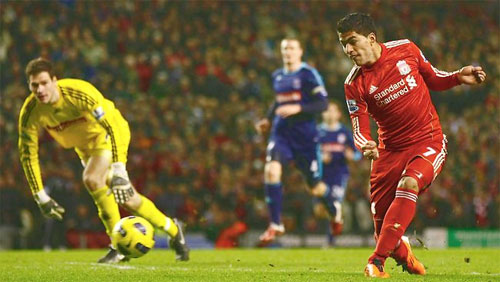 Suarez (áo đỏ) ghi bàn ngay lần đầu tiên khoác áo Liverpool.