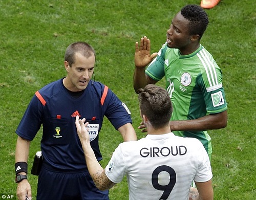 Nigeria thua trận, Mikel quay ra “ăn vạ” Giroud chơi cùi chỏ