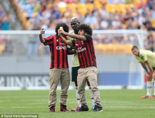 Balotelli tự sướng cùng fan cuồng