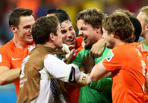 HLV Louis van Gaal cấm cửa thủ môn Tim Krul lên tuyển