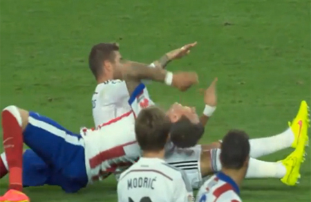 Sao Real lén lút đấm trộm địch thủ