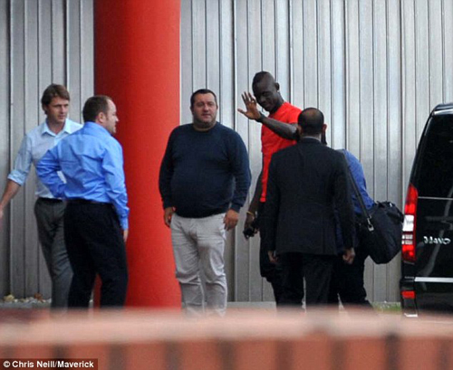 Chùm ảnh Balotelli kiểm tra y tế tại Liverpool