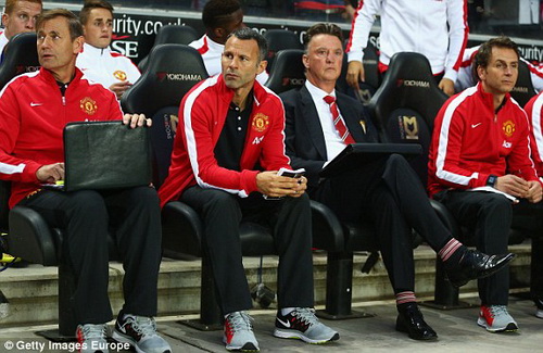 Van Gaal đờ đẫn trên băng ghế huấn luyện