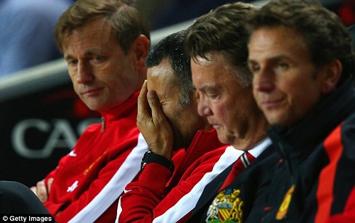 MU thảm bại cực kỳ nhục nhã, Van Gaal vẫn ngoan cố biện minh