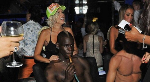 Badboy Balotelli chỉ thích cự ngụ gần tụ điểm ăn chơi thác loạn