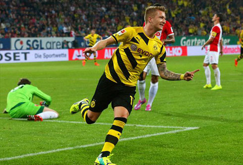 Reus ghi bàn mở tỷ số từ sớm cho Dortmund.