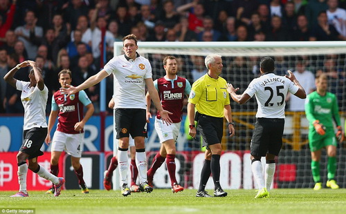 Sir Alex giải nghệ, Man Utd lập tức hết uy với giới trọng tài?