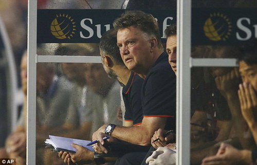Louis Van Gaal: Kẻ thù thực sự là ai?