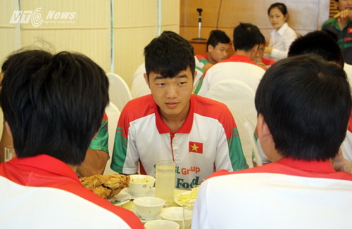 Tiền vệ Lương Xuân Trường. Tien ve Luong Xuan Truong.