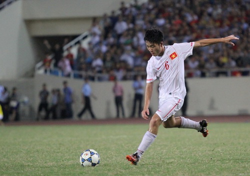 TIền vệ ngôi sao U19 Việt Nam khuất phục đầu gấu bằng một câu nói