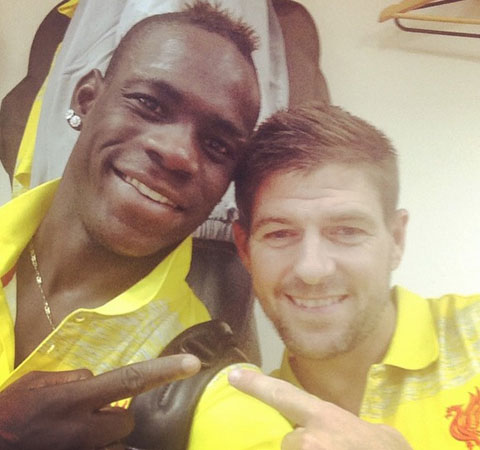 Balotelli và Gerrard rủ nhau tự sướng sau chiến thắng của Liverpool