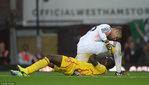 Balotelli gặp thanh niên cứng trong trận thua của Liverpool