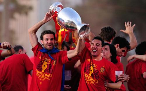 Santiago Cazorla và Juan Mata: Những nghệ sĩ đấu bò bị ruồng rẫy