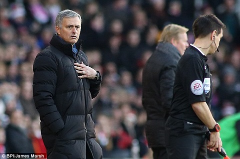 HLV Pellegrini và Koeman hùa nhau chống lại “thuyết âm mưu” của Mourinho