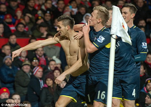 M.U dut mach bat bai, Van Gaal tui ho di vao lich su doi bong hinh anh 2