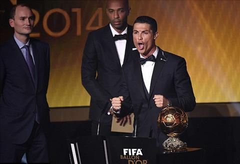 Qua bong vang FIFA 2014 Ronaldo an mung day phan khich hinh anh