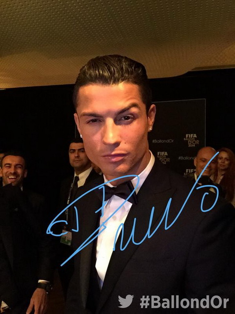 Ronaldo bong bay tren tham do buoi le trao Qua bong vang FIFA 2014