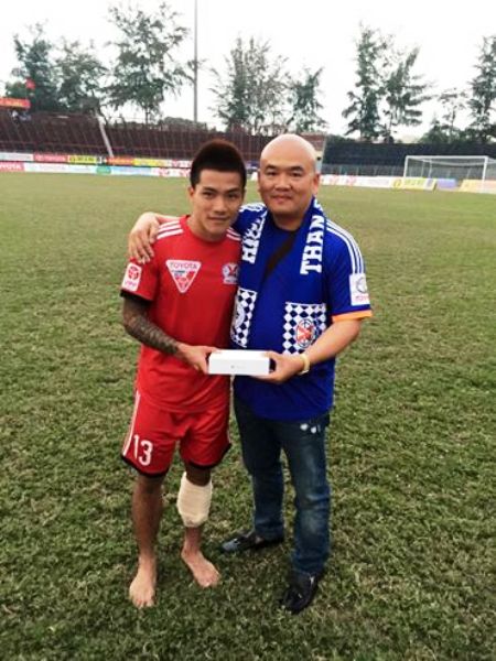 CDV tang iPhone 6 Plus cho cau thu Quang Ninh tai vong 3 V-League 2015 hinh anh