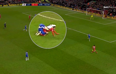 Pha phạm lỗi kỳ dị của  Terry với Sterling