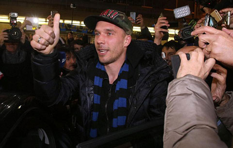 NÓNG: Arsenal chính thức đẩy Podolski sang Inter