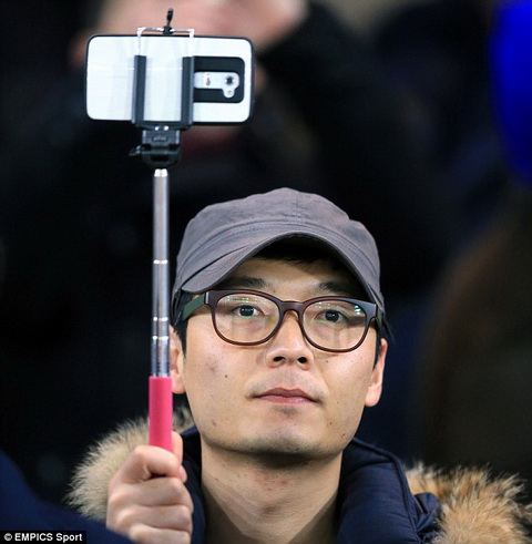 HLV Arsene Wenger ghét gậy tự sướng