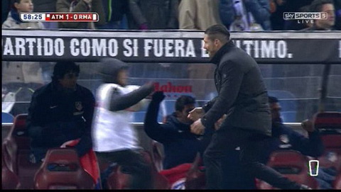 Màn ăn mừng bàn thắng đặc biệt của HLV Diego Simeone