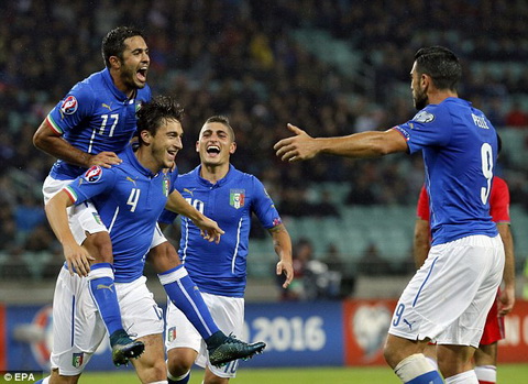 Azerbaijan 1-3 Italia Sao MU lap cong, Azzurri giat ve toi Phap hinh anh