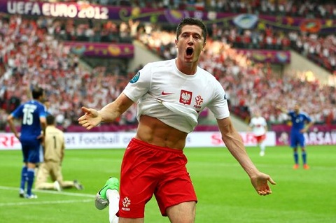 Lewandowski lại lập kỷ lục, Ba Lan giành vé tới Pháp
