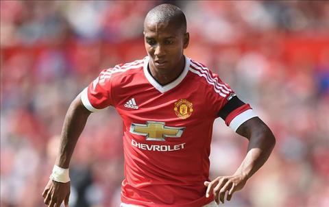 Tại sao Ashley Young không được sử dụng?