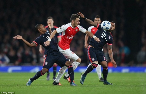Du am Arsenal 2-0 Bayern Nhac truong Ozil thang hoa tot dinh hinh anh 2