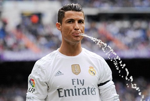 Đây, lý do mà Ronaldo không nên tiếp tục đá phạt