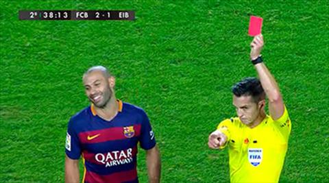 Noi hung chui tuc trong tai, Mascherano co nguy co lo tran El Clasico hinh anh