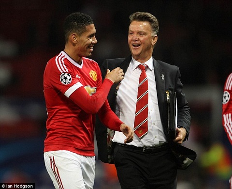 Smalling lần đầu chia sẻ về vụ bị HLV Van Gaal gọi nhầm tên thành Mike