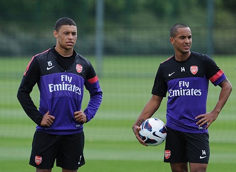 Đã xác định được khoảng thời gian Walcott và Chamberlain phải nghỉ thi đấu