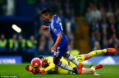Cận cảnh pha ăn vạ kiếm 11m bất thành của Falcao ở trận Chelsea 1-3 Southampton