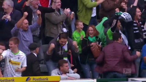 Ác mộng lớn nhất của một HLV: Ngồi cùng fan đối thủ