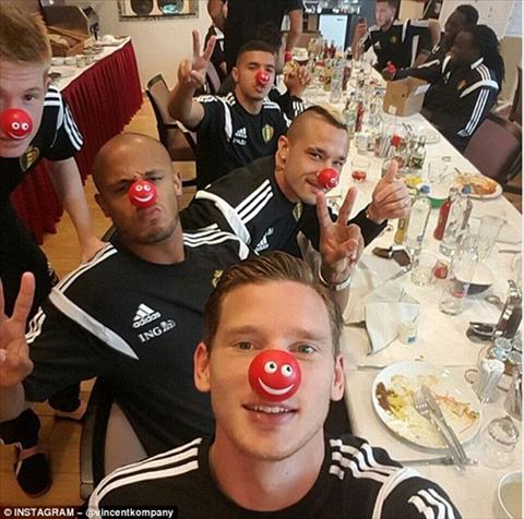 De Bruyne và đồng đội Bỉ vui đùa xả ga trong Ngày Mũi Đỏ