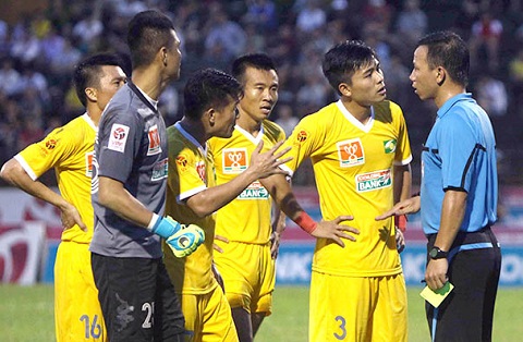 Đồng đội của Quế Ngọc Hải tại SLNA và đội Olympic lại định hành hung trọng tài