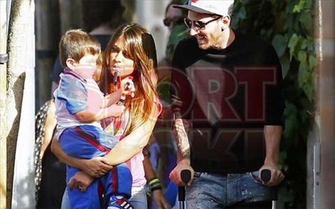 Ngôi sao Messi chống nạng đón con đi học về