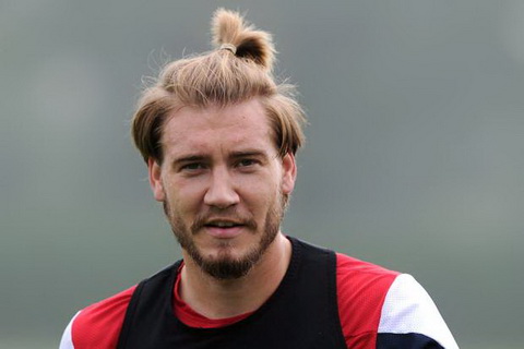 Thanh Bendtner tren duong tro lai nuoc Anh hinh anh